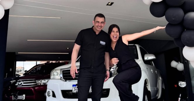 Cliente entregando a chave do veículo durante avaliação de troca